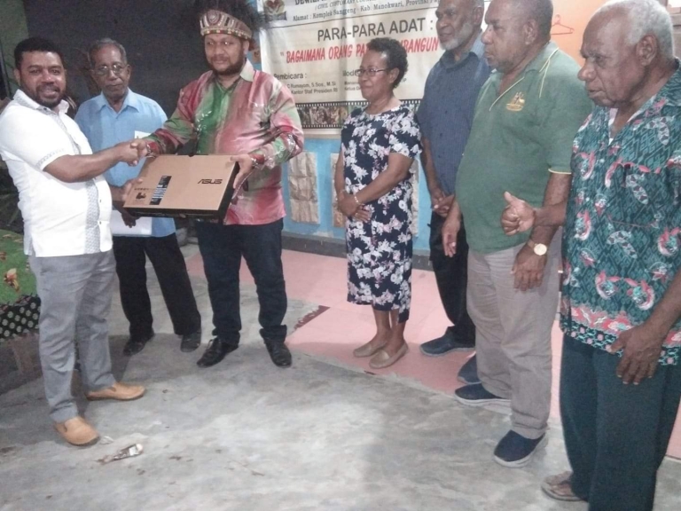 Dr. Filep Wamafma saat menyerahkan bantuan laptop dan printer kepada dewan adat Papua (DAP) wilayah III Doberay. 