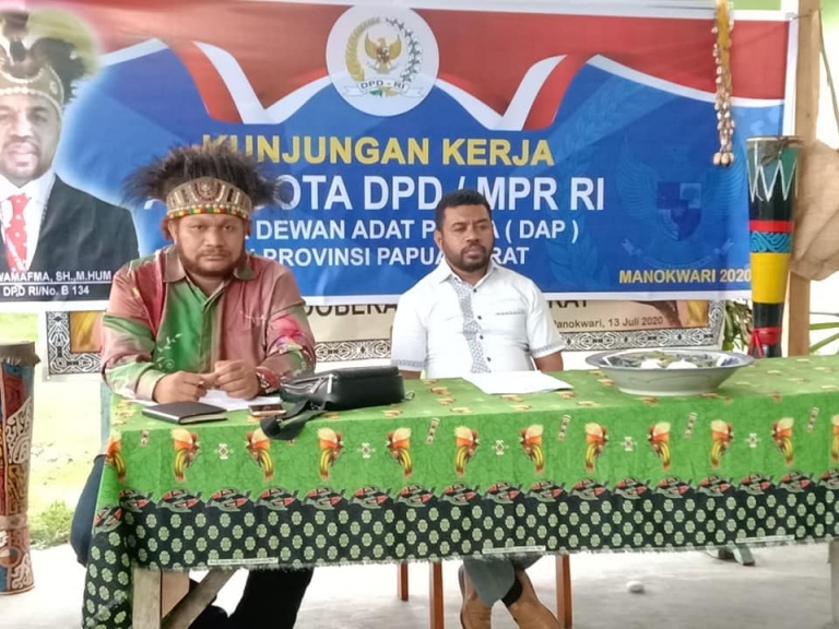 Dr. Filep Wamafma saat melakukan kunjungan kerja ke DAP wilayah III Doberay.