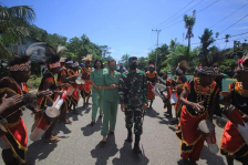  Pangdam XVII/Cenderawasih beserta rombongan saat melaksanakan kunjungan kerja di Kabupaten Kepulauan Yapen pada 13 Februari 2021 (Foto: doc. Dispenad)