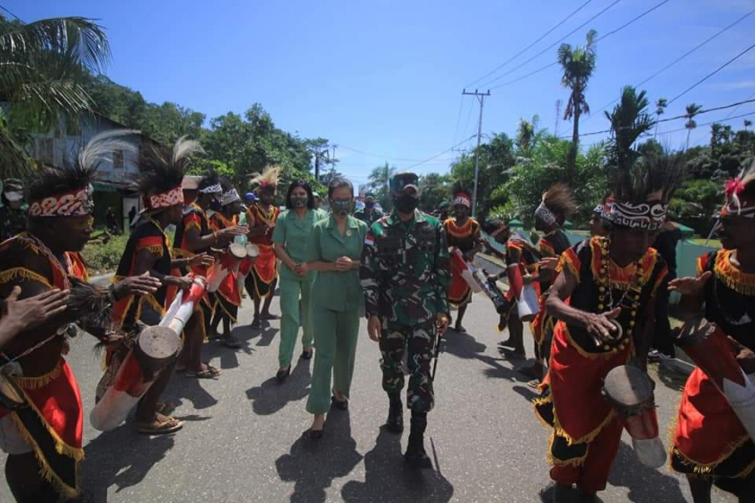  Pangdam XVII/Cenderawasih beserta rombongan saat melaksanakan kunjungan kerja di Kabupaten Kepulauan Yapen pada 13 Februari 2021 (Foto: doc. Dispenad)