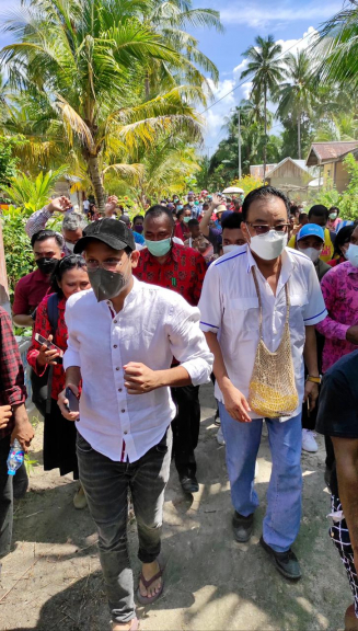 Robert Joppy Kardinal, Anggota MRP For Papua mendampingi Mendikbud RI, Nadiem Makarim dalam Kunjungan Kerja ke Papua Barat