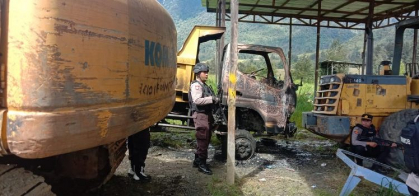 Kendaraan milik PT. Unggul yang Dibakar di Kampung Ilambet, Ilaga, Puncak, Papua. [Foto: Humas Polda Papua]