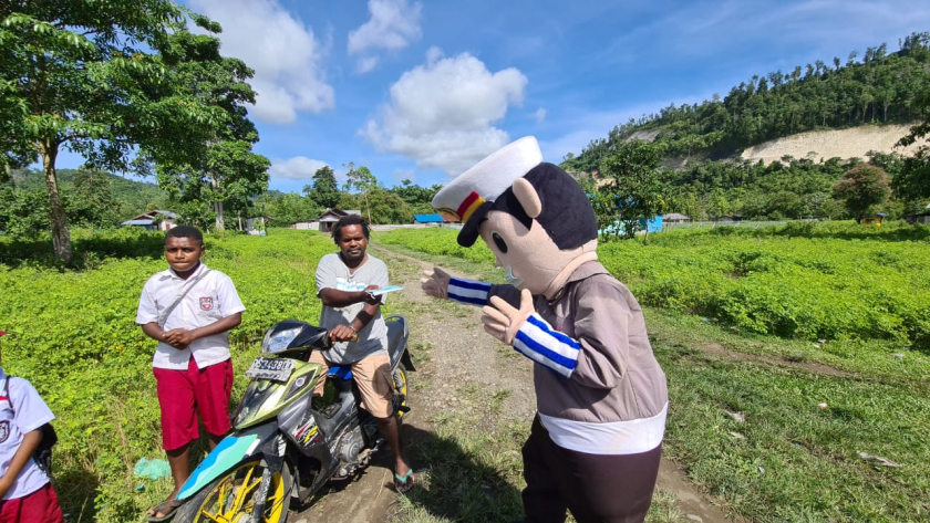 Maskot Brintas sedang melakukan sosialisasi prokes kepada masyarakat.