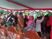 Foto Bahrain Kasuba Bupati Halmahera Selatan Bergoyang ria ditengah kerumunan selepas meresmikan UPTD Puskesmas Babang. [Foto: ist]