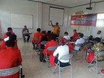 Kepala Dinas Lingkungan Hidup Kabupaten Manokwari, Yonadap Sraun, SH saat memberikan materi kepada mahasiswa/i yang akan mengikuti KKN angkatan XXXVII tahun 2021, Kamis (18/2). [Foto: Humas STIH)