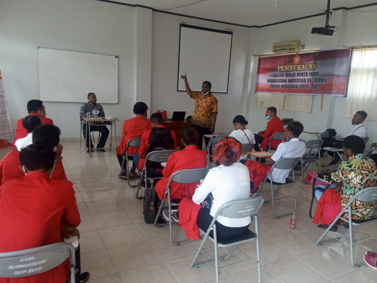 Kepala Dinas Lingkungan Hidup Kabupaten Manokwari, Yonadap Sraun, SH saat memberikan materi kepada mahasiswa/i yang akan mengikuti KKN angkatan XXXVII tahun 2021, Kamis (18/2). [Foto: Humas STIH)