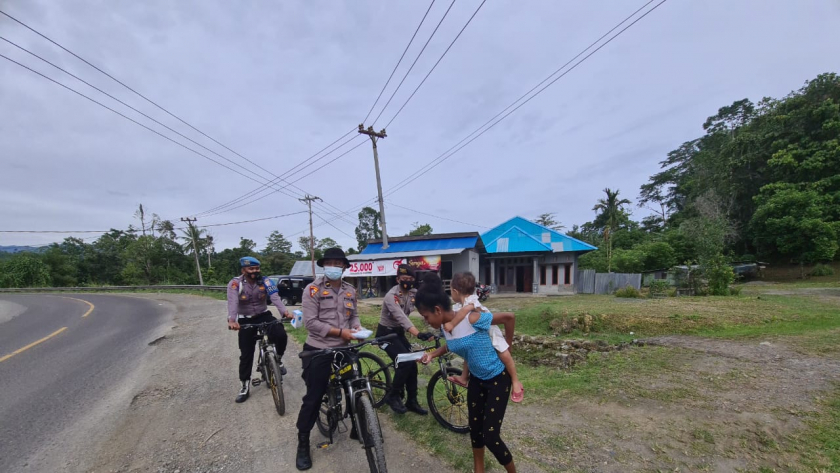 Satgas Aman II Polda Papua Barat  melaksanakan pembagian masker saat bersepeda di wilayah Manokwari, Jumat (19/2). [Foto: ist]