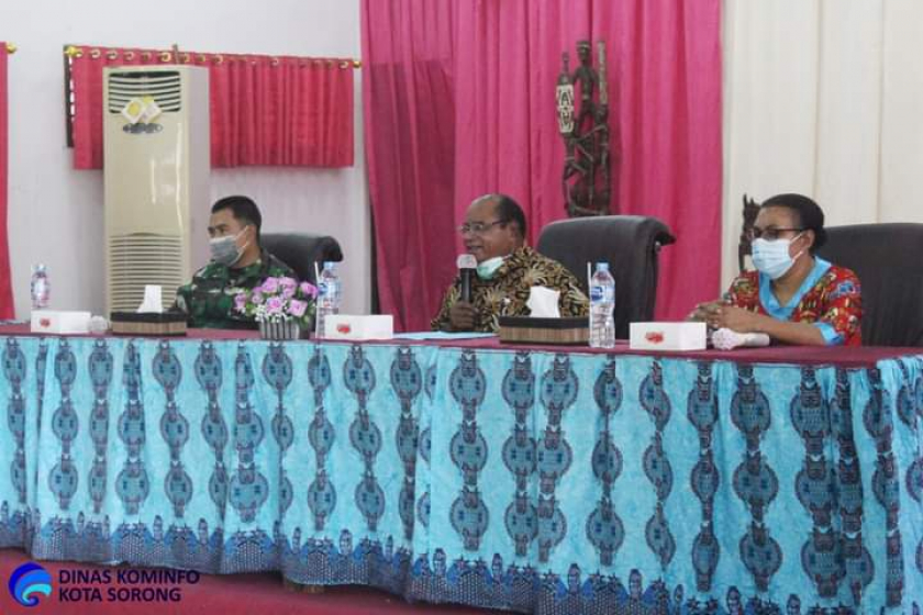 Pertemuan Walikota Sorong dengan seluruh kepala sekolah di Kota Sorong di Gedung Samu Siret, Kompleks Kantor Walikota Sorong, Rabu (17/02). [Foto: Dinas Kominfo Kota Sorong]