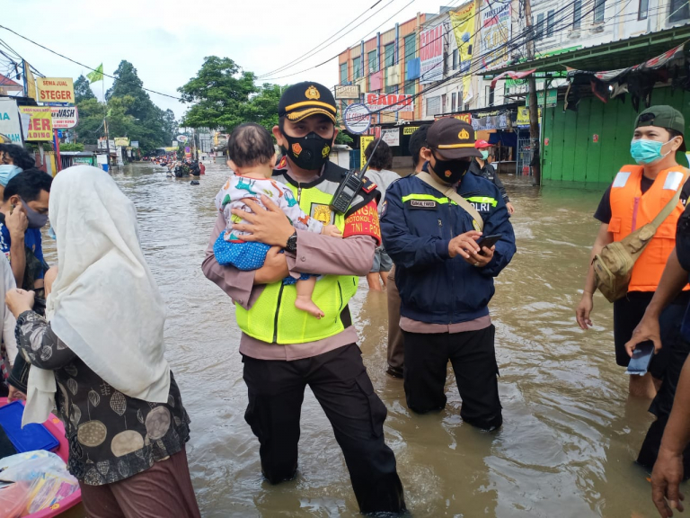 Evakuasi korban banjir oleh TNI-Polri saat banjir di Jakarta Timur, Minggu (21/2). [Foto: ist]