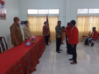 Asisten II setda Manokwari sealigus Ketua Satgas Covid-19 Manokwari, dr. Hendri Sembiring menyaksikan pelepasan mahasiswa KKN STIH Manokwari, Senin (22/2). [Foto: WRP/Humas STIH Manokwari]