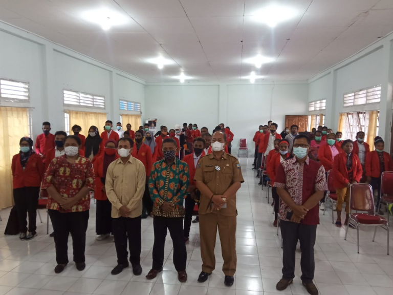 Ketua STIH Manokwari Dr. Filep Wamafma, SH., M.Hum melepaskan 144 mahasiswa KKN secara virtual pada Senin (22/2/2021). [Foto: WRP/Humas STIH Manokwari]