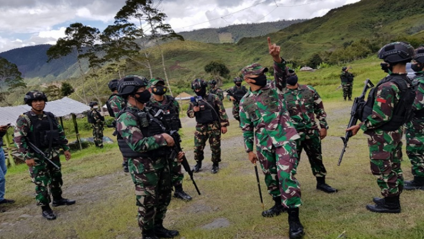 Pangdam XVII/Cenderawasih Mayjen TNI Ignatius Yogo Triyono mengunjungi para prajurit di wilayah pegunungan Papua. [Foto: Dinas Penerangan Angkatan Darat]