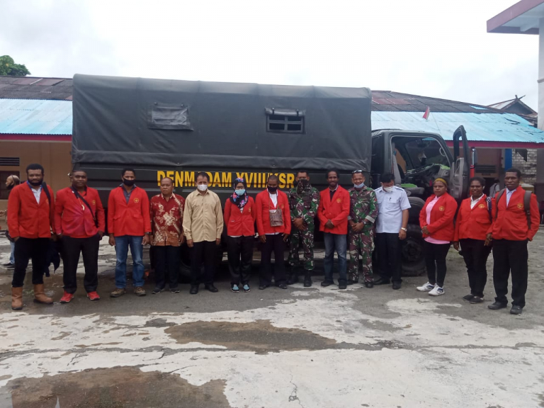 Mahasiswa KKN STIH Manokwari yang akan diantarkan menggunakan kendaraan dari Kodam XVIII/Kasuari Papua Barat, Senin(22/2). [Foto: WRP/Humas STIH Manokwari]