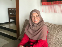 Direktur Adhikartes Community, Henni Gusfa dalam seminar bersama Universitas Timika, Selasa (23/2). [Foto: ist]