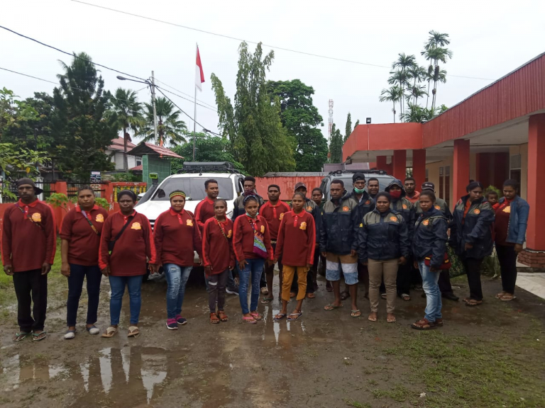 Pelepasan Mahasiswa STIH Manokwari asal Kabupaten Pegunungan untuk mengabdi ke masyarakat melalui program KKN. [Foto: WRP/Humas STIH Manokwar]