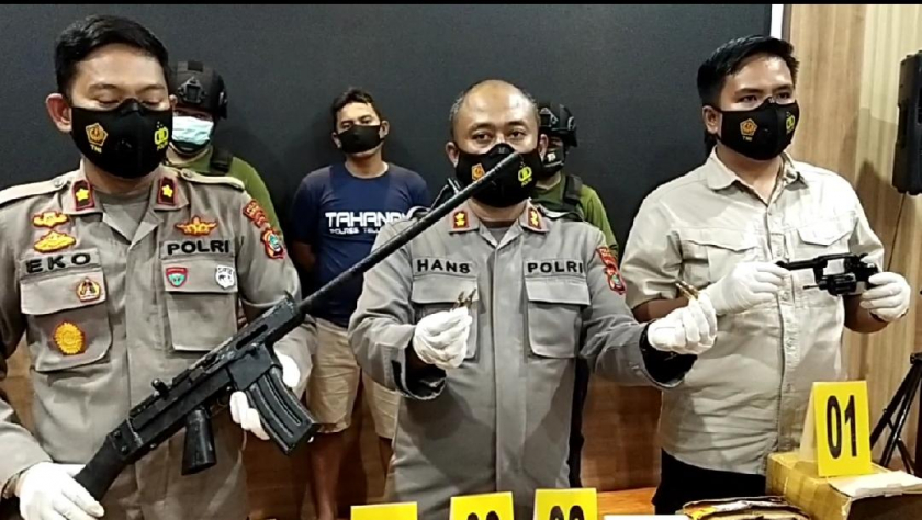 Salah satu barang bukti senpi ilegal hasil transaksi yang disita oleh Polres Teluk Bintuni. Kasus tersebut merupakan jaringan senpi ilegal Maluku-Papua,  Januari 2021 lalu. [Foto: ist]