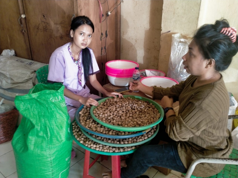 Penjual biji pala dan fuli di Toko Modern di Kelurahan Gamalama, Ternate Tengah, Maluku Utara. [Foto: Jaga Papua/AS]