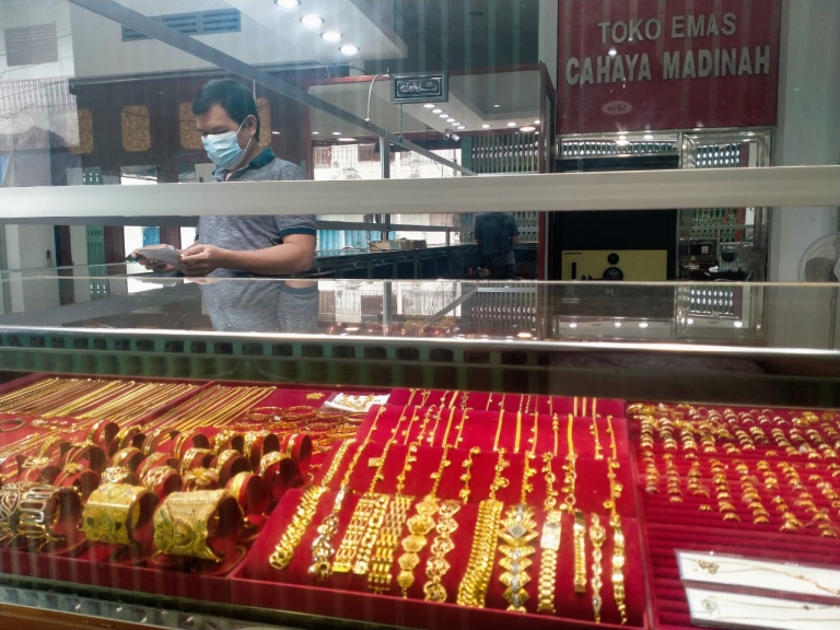 Toko emas Cahaya Madinah di Kelurahan Gamalama Kecamatan Ternate Tengah, Maluku Utara, Minggu (7/3). [Foto: Jaga Papua/As)