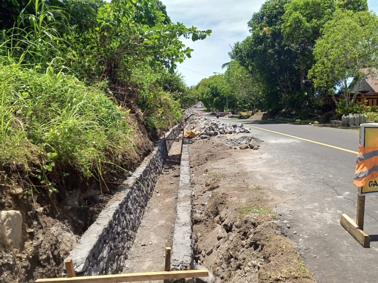 Proyek drainase di Kelurahan Mareku Kota Tidore Kepulauan Provinsi Maluku Utara. [Foto: Jaga Papua/RS]