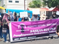 Sejumlah mahasiswa/i di Kota Ternate mengelar aksi unjuk rasa mendesak Pemerintah Sahkan RUU PKS  dan Penghapusan Kekerasan Seksual di area pasar Gamalama, Senin (8/3/2021). [Foto: Jaga Papua/AS]