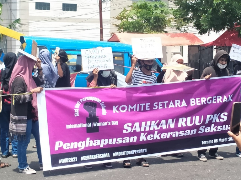 Sejumlah mahasiswa/i di Kota Ternate mengelar aksi unjuk rasa mendesak Pemerintah Sahkan RUU PKS  dan Penghapusan Kekerasan Seksual di area pasar Gamalama, Senin (8/3/2021). [Foto: Jaga Papua/AS]