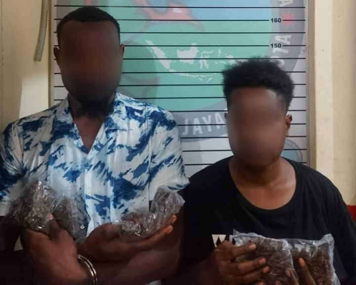 Dua pelaku penyalahgunaan narkotika dan barang bukti ganja. [Foto: Dok. Res Jayapura Kota]