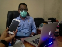 Kepala UPTB Samsat Ternate Saleh Kadir saat dikonfirmasi jagapapua.com di ruang kerjanya Selasa, (9/3/2021). [Foto: Jaga Papua/AS]