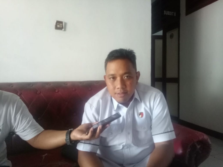 Kasubdit IV Ditreskrimsus Polda Malut Kompol, Aditya Kurniawan saat dikonfirmasi di halaman kantor Ditreskrimsus Polda Malut Selasa, (9/3/2021). [foto: Jaga Papua/As]