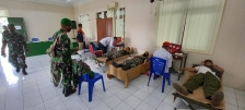 Puluhan personil dari Kodim 1501 Ternate melaksanakan donor darah di Aula Makorem Rabu (10/3/2021). [Foto: Jaga  Papua/AS]