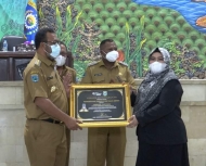 Penyerahan Paritrana Awards 2020 kepada Pemerintah Kabupaten Raja Ampat. [Foto: Dok. Humas Pemkab Raja Ampat]