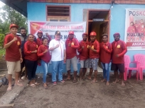Dosen Pembimbing STIH Manokwari John Sasan,  SH., MH hanya bisa temui mahasiswa KKN di Kebar, Rabu (10/3). [Foto: Jaga Papua/WRP]