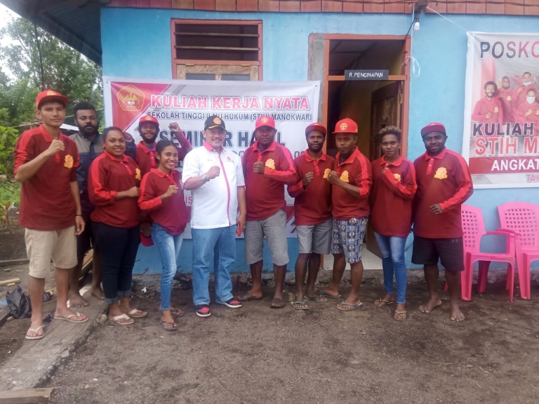 Dosen Pembimbing STIH Manokwari John Sasan,  SH., MH hanya bisa temui mahasiswa KKN di Kebar, Rabu (10/3). [Foto: Jaga Papua/WRP]