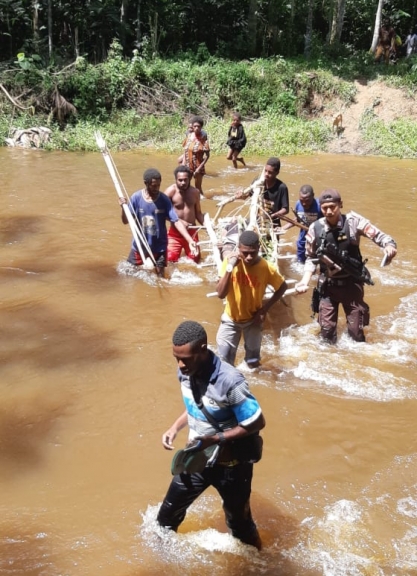 Warga mengevakuasi korban yang terjatuh di sungai di Waripi. [Foto: Jaga Papua/WRP]