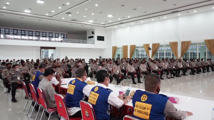 Kapolda Papua Barat melepas peserta calon perwira di Polda Papua Barat mengikuti Sekolah Inspektur Polisi (SIP). [Foto: ist]