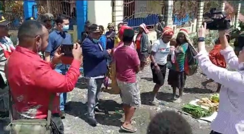 Bupati Intan Jaya, Natalis Tabuni saat mengunjungi mama Papua di Pasar Sugapa, Intan Jaya. [Foto: Dok. Humas Polri]