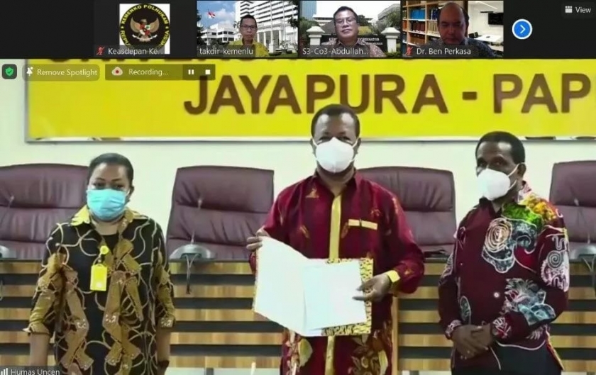 Penandatanganan pembentukan Pusat Studi Indo-Pasifik di Universitas Cendrawasih (Uncen) oleh Rektor Universitas Cendrawasih. [Foto: Dok. Kemenko Polhukam]