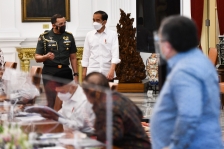 Presiden Jokowi sebelum memimpin Rapat Terbatas mengenai Desain Besar Olahraga Nasional, Senin (15/03/2021) pagi. [Foto: Humas Setkab/Rahmat]