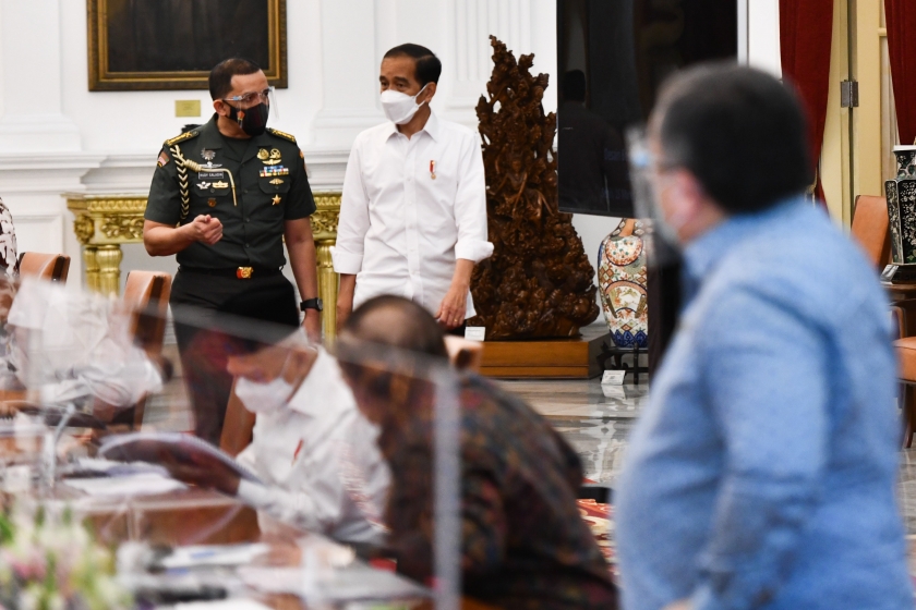 Presiden Jokowi sebelum memimpin Rapat Terbatas mengenai Desain Besar Olahraga Nasional, Senin (15/03/2021) pagi. [Foto: Humas Setkab/Rahmat]