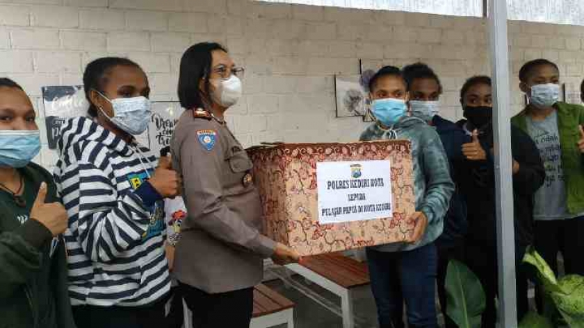 Kasat Binmas Polres Kediri Kota AKP Kristin Kusuma Ratih bersama para pelajar Papua di Kota Kediri. [Foto: Dok Humas Polresta Kediri]