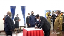 Prosesi penandatanganan berkas serah terima jabatan Sekda Papua di Gedung Negara Dok V Atas, Jayapura pada Senin (15/3). [Foto: Tangkapan Layar Youtube Pemprov Papua]