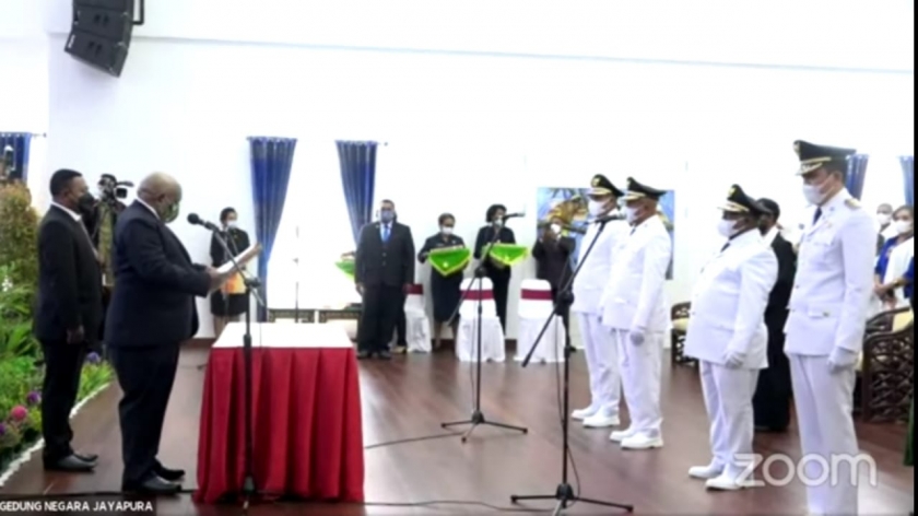 Prosesi pengambilan sumpah jabatan para kepala daerah di Papua pada Senin (15/3/2021) di Kota Jayapura. [Foto: Tangkapan Layar Youtube Pemprov Papua]