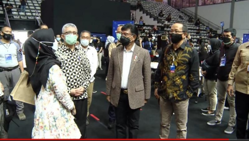 Menteri Komunikasi dan Informatika Johnny G. Plate saat meninjau pelaksanaan Vaksinasi Covid-19 massal dosis kedua bagi awak media di Hall A Basket Senayan, Jakarta, Selasa (16/03/2021). [Foto: Dok. Kominfo RI]