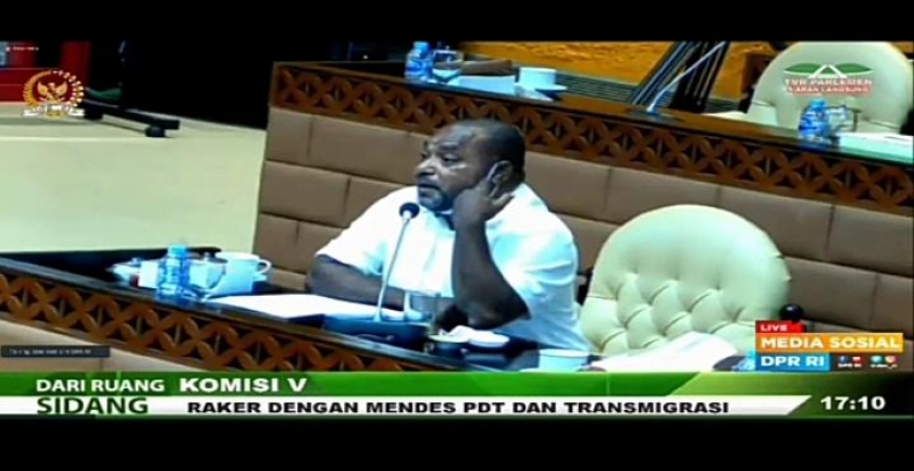 Anggota DPR RI Jimmy Demianus Ijie saat raker bersama Menteri Desa, PDT dan Transmigrasi di ruang Komisi V DPR RI Jakarta. [Foto: Tangkapan Layar TV Parlemen]