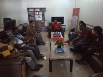 Perwakilan pendamping desa Papua Barat saat berdiskusi dengan senator Filep Wamafma terkait nasib mereka ke depan, Selasa (16/3). [Foto: Jaga Papua/(WRP]