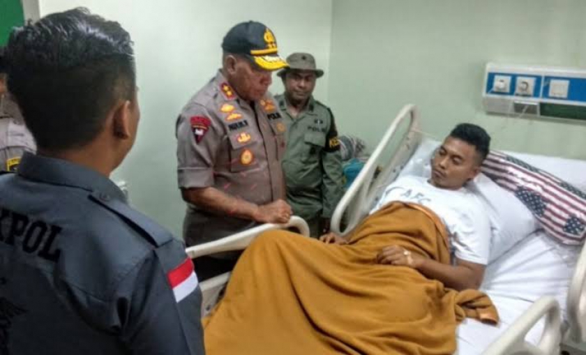 Anggota Brimob Polda Papua, Bharatu Luki saat RSMM Timika dijenguk Kapolda Papua, Paulus Waterpauw (Foto: Antaranews)