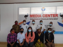 Ombudman Papua Barat dan Tim Budget Resource Center Mansinam. [Foto: Dok. Ombudsmanpb)