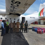 Pertamina terbangkan elpiji ke perbatasan Indonesia-Malaysia, Selasa (9/3). [Foto: Dok. Pertamina]