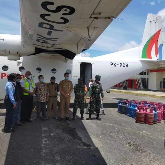Pertamina terbangkan elpiji ke perbatasan Indonesia-Malaysia, Selasa (9/3). [Foto: Dok. Pertamina]