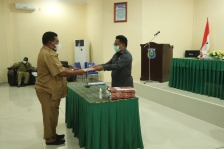 Penyerahan DPA oleh Wakil Bupati Sorong, Suka Harjono di Ruang Pertemuan Inspektorat Kabupaten Sorong pada Selasa (16/3). [Foto: Dok. Humas Pemkab Sorong]