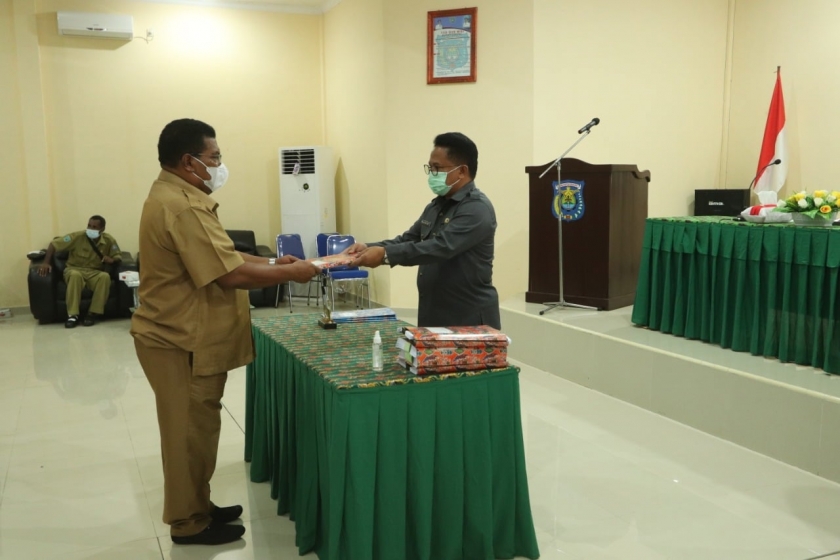 Penyerahan DPA oleh Wakil Bupati Sorong, Suka Harjono di Ruang Pertemuan Inspektorat Kabupaten Sorong pada Selasa (16/3). [Foto: Dok. Humas Pemkab Sorong]